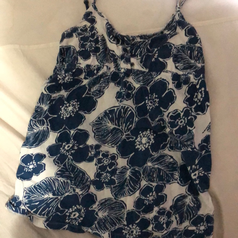 Flower design that is blue and white